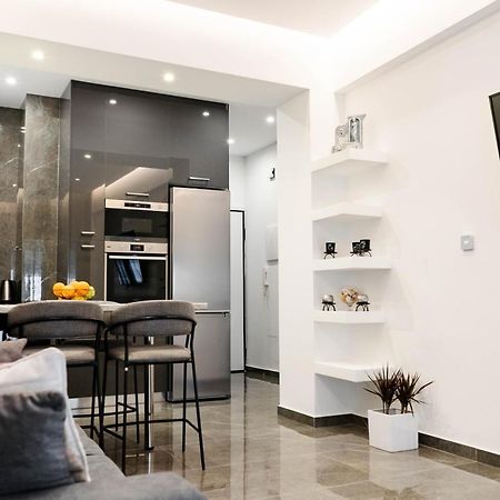 Larissa Railway &Metro Station Apartment Athena Bagian luar foto