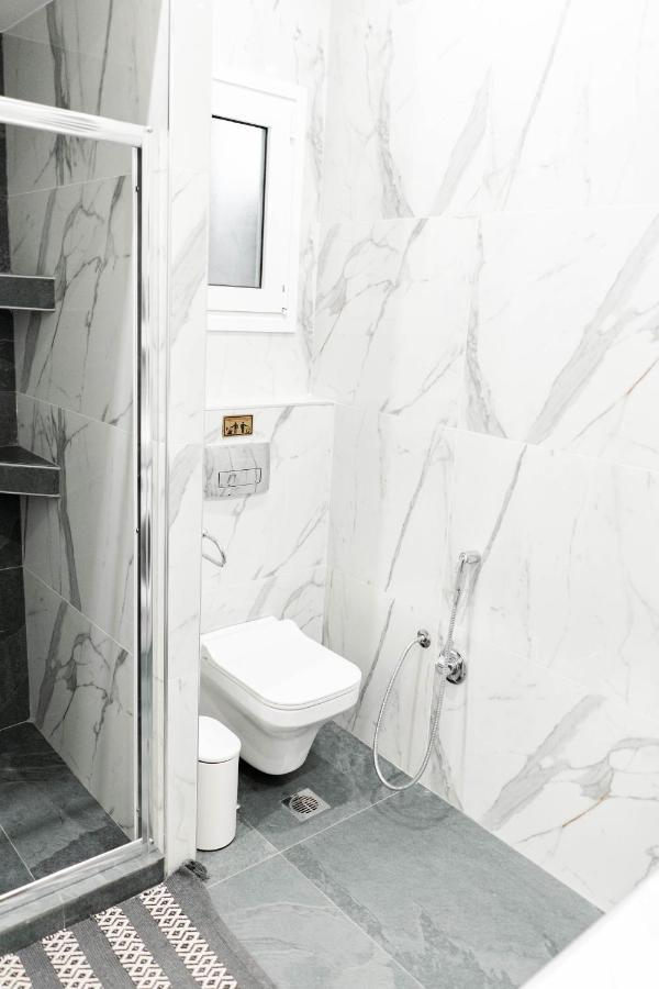 Larissa Railway &Metro Station Apartment Athena Bagian luar foto
