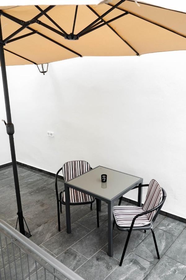 Larissa Railway &Metro Station Apartment Athena Bagian luar foto