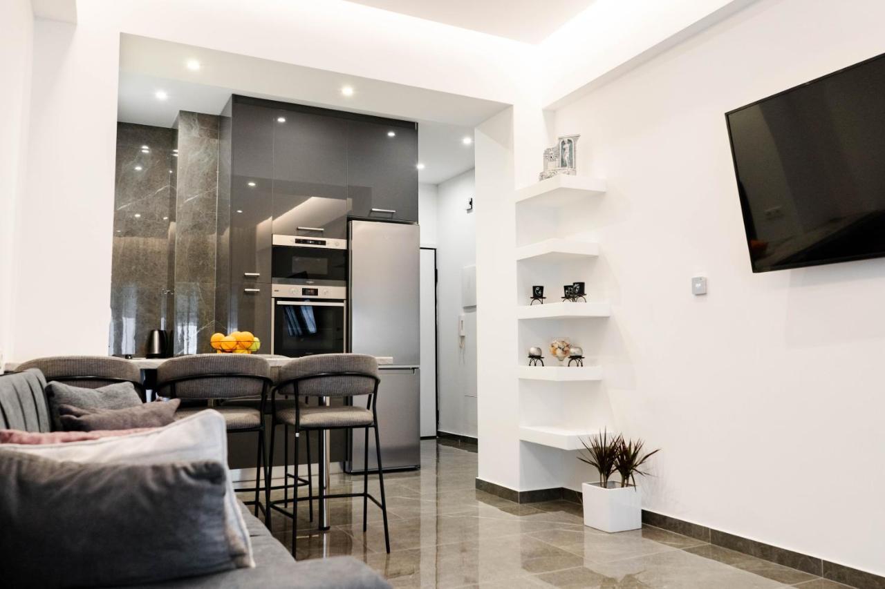 Larissa Railway &Metro Station Apartment Athena Bagian luar foto