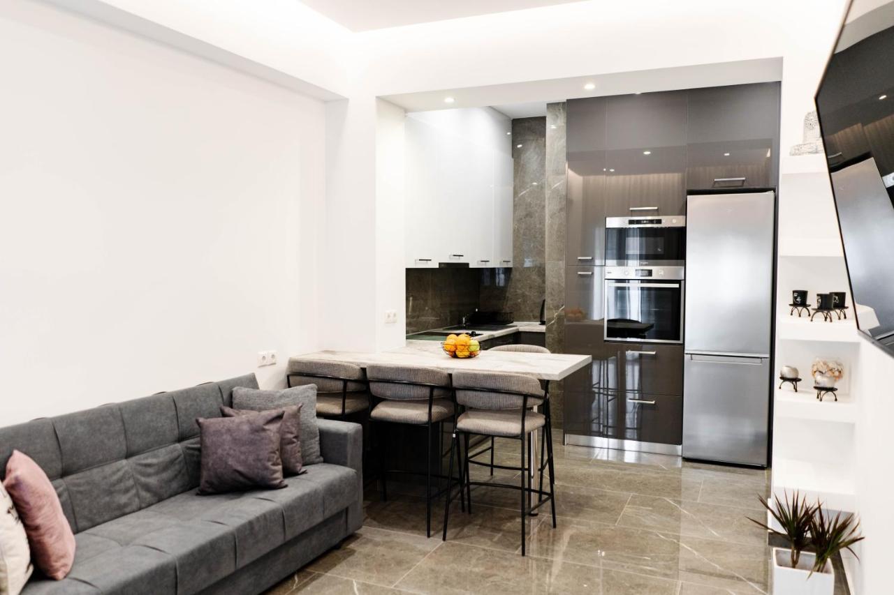 Larissa Railway &Metro Station Apartment Athena Bagian luar foto