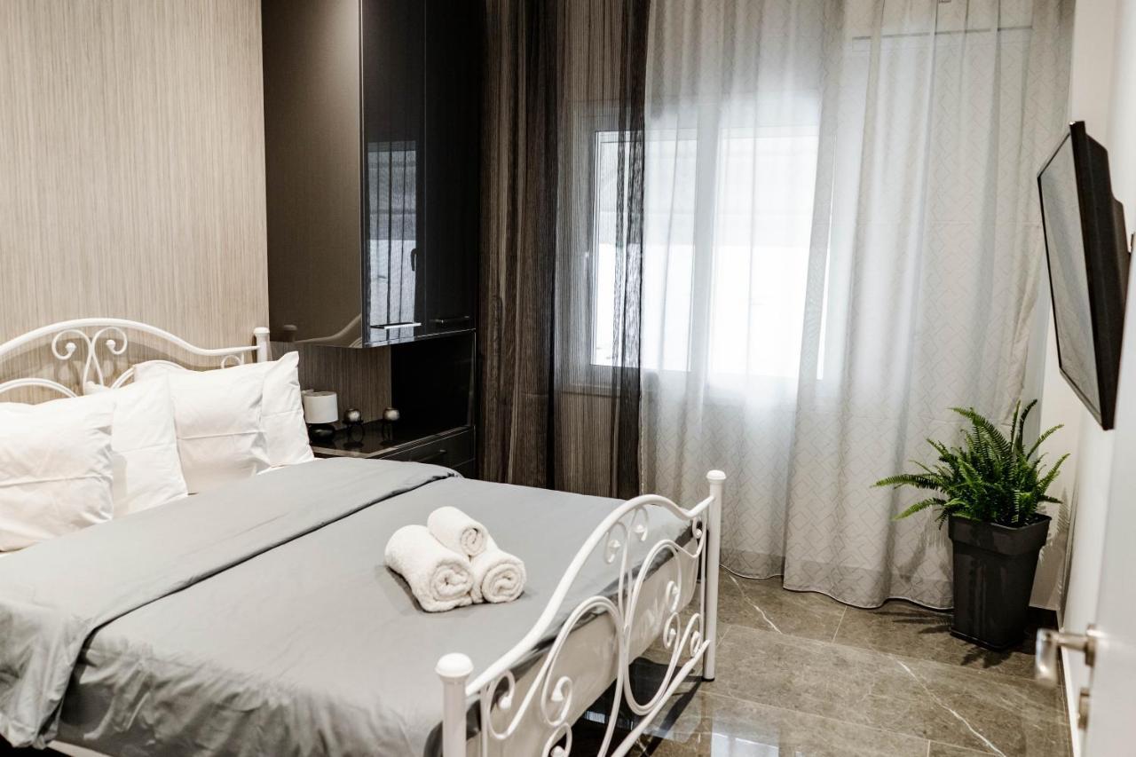 Larissa Railway &Metro Station Apartment Athena Bagian luar foto