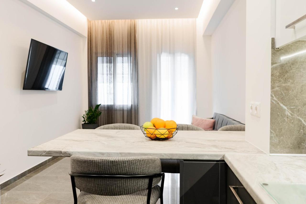 Larissa Railway &Metro Station Apartment Athena Bagian luar foto
